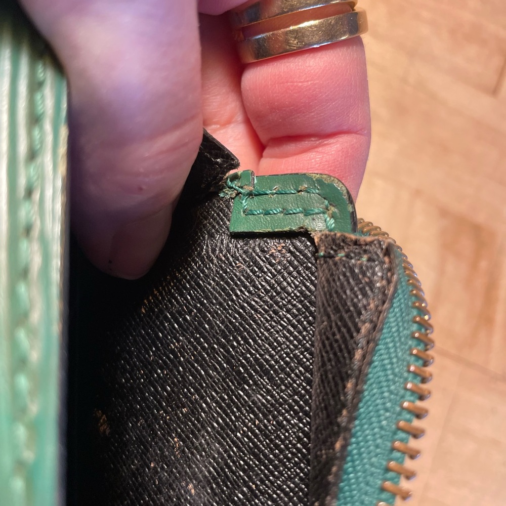 Louis Vuitton Vintage Epi Sac Triangle Bag! - Picture 13 of 15